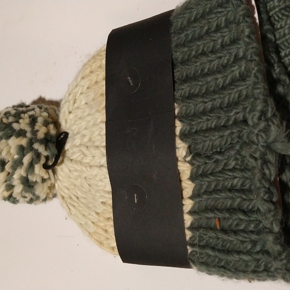 Marcus Adler gift set nwt pom pom hat with gloves - Picture 2 of 5